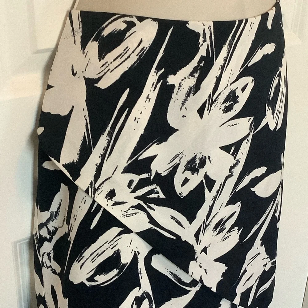 Banana Republic Black White Lined Tulip Skirt Size 2 Front Slit Like New
